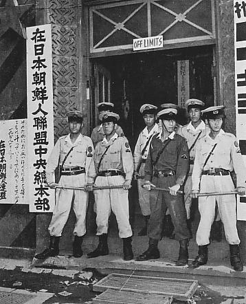 朝鮮聯総を警備する警視庁予備隊員
1人だけ夏服じゃないの居るけど 着てるのはなんだ🤔🤔 
