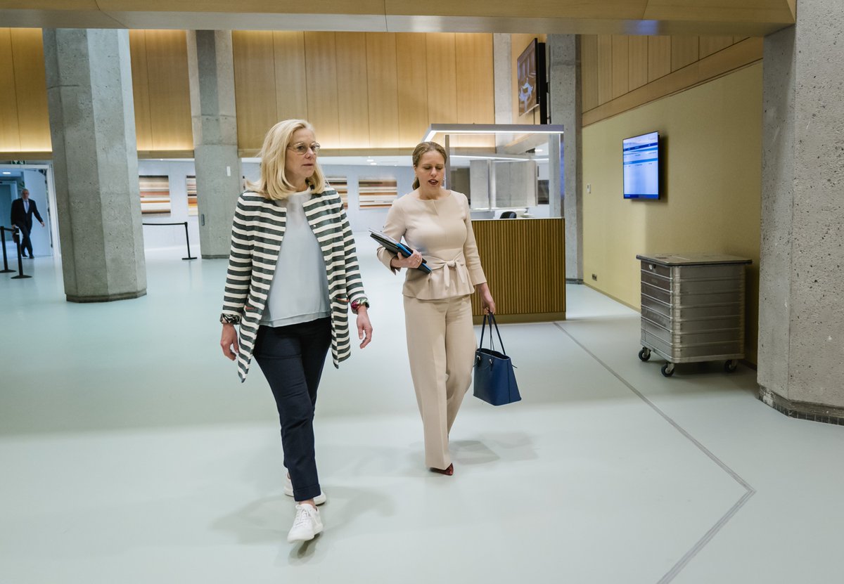 Joop_nl's tweet photo. Raadsleden @MinaMorkoc en @sandervdgoes roepen samen met nog 58 jonge raadsleden uit de grote studentensteden op: Kabinet, neem je verantwoordelijkheid en sluit studenten niet uit van de energietoeslag https://t.co/ndCnamVwFR https://t.co/OUhp7JT9SI