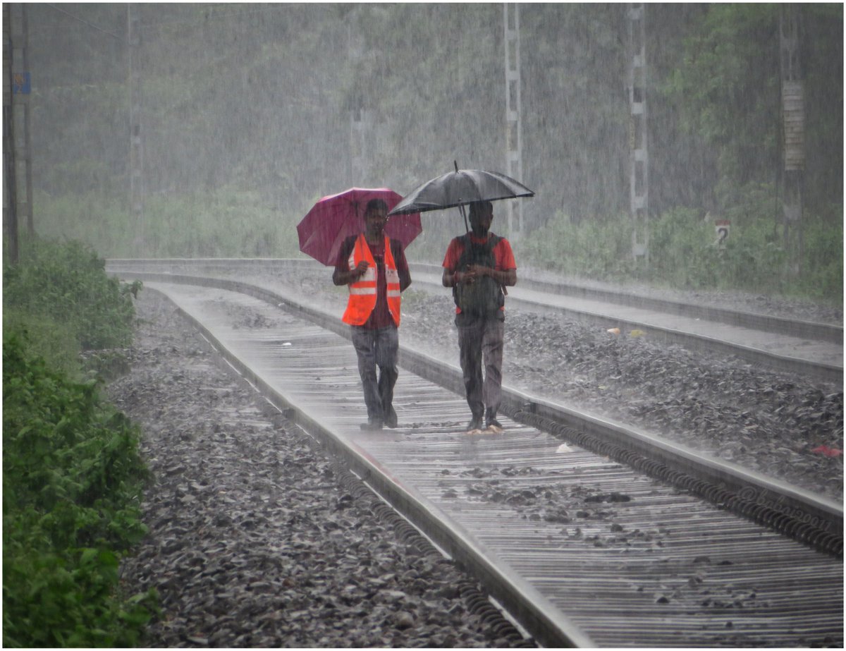 NFR_Enthusiasts's tweet photo. The Backbone of #IndianRailways : #Trackman

Non-stop
Doing their duty in Heavy Rain for our safer #TrainJourney 🚂
So much love &amp; respect for them 🧡🙇🏻‍♂️

📸: @Babai20011
#NFRailEnthusiastsOG

@drm_kir @asifali_irts @ArnavIes @RailNf @RailMinIndia @AshwiniVaishnaw #IndianRailways https://t.co/dggtHBLMqt