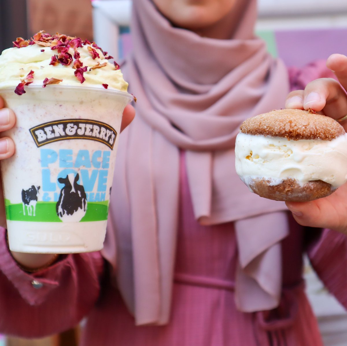 Last week we launched our new Ice Cream Shake called ‘ Sweet Rose and Peace-taccios’, inspired by newcomer entrepreneurs from our entrepreneurship program. All proceeds will go to support newcomer business ideas! Try it now in our Scoop Shop in Rotterdam!