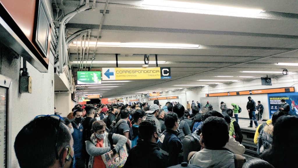 viral_metro's tweet photo. #ULTIMAHORA 

La falta de Mantenimiento a la Red #Metro provoca retrasos en los Convoy's, siendo los únicos afectados los Usuarios del @MetroCDMX 

¿Donde está el compromiso por parte de las Autoridades? 🤔

@GCalderon_Metro
@Claudiashein

#Tacuba 🚂

#Noticias #viral #CDMX https://t.co/mdazx0YoTf