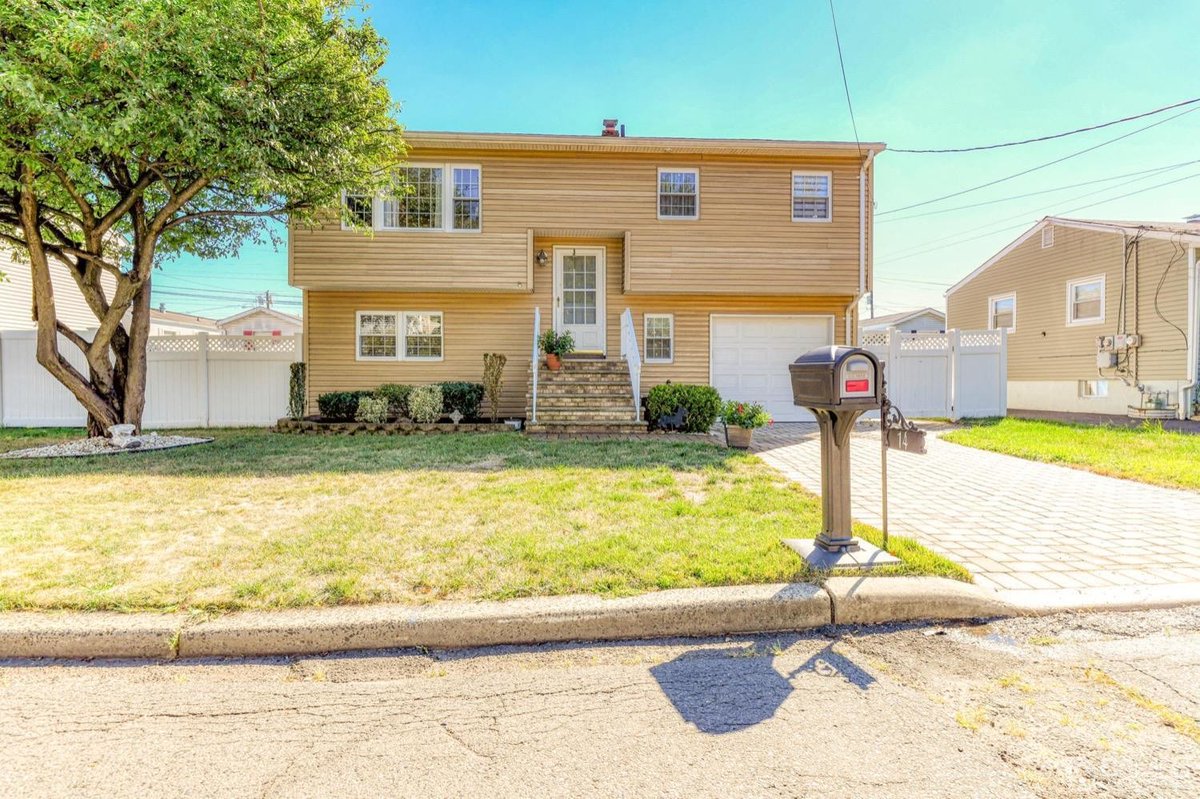 KCSellsNJ's tweet photo. New Listing! $425,000.00, 3BR, 2BA, 14 E Coddington Avenue, AVENEL, NJ 07001, Full Details https://t.co/4zfiHtYrtd https://t.co/GPGCtmdSzT