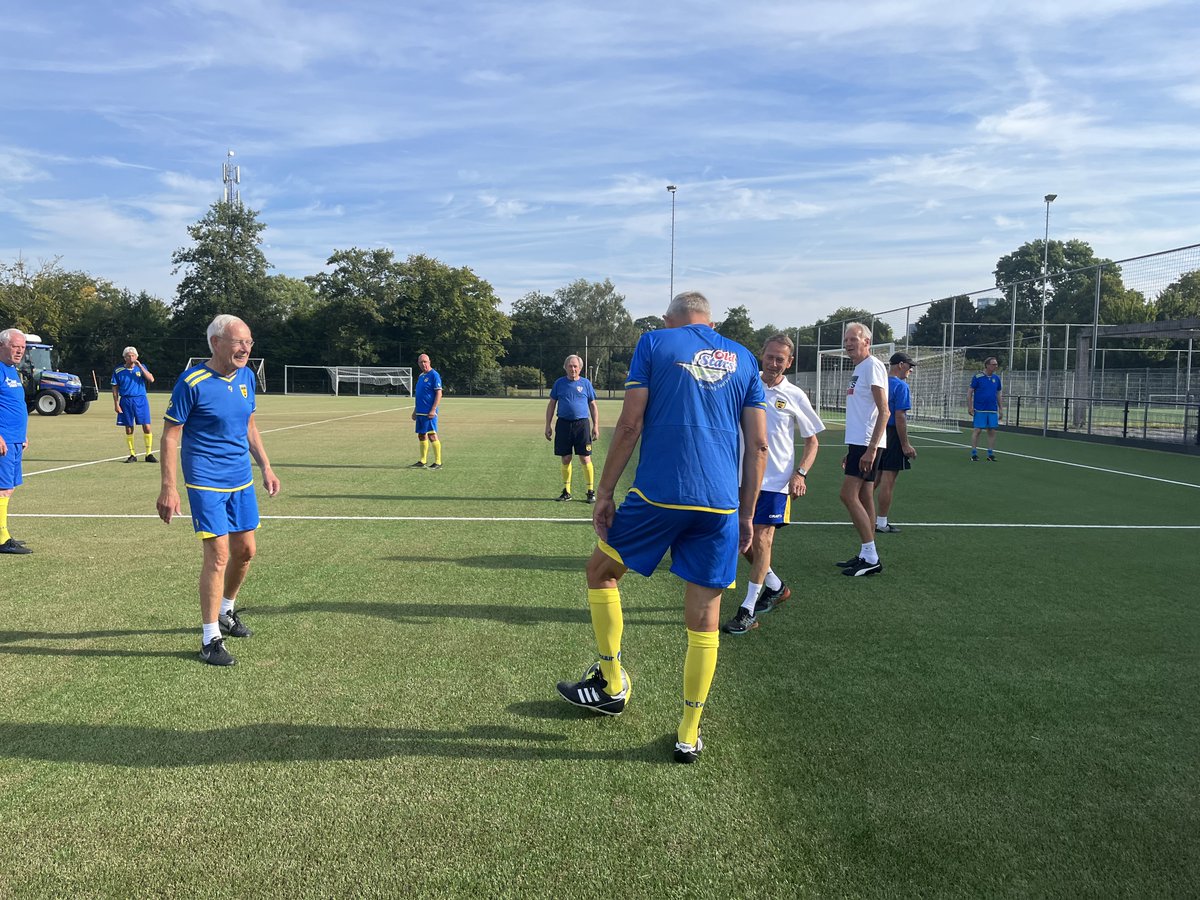 CambuurVerbindt's tweet photo. Elke maandag trainen op het sportcomplex van @LwdZwaluwen? Jazeker, dat doen onze @Oldstars_nl en vandaag zijn we weer gestart ⚽️Onder leiding van trainer Jan Bruin werken we aan conditie, maar ook aan veel gezelligheid 😊 https://t.co/y7QuMTc8nM