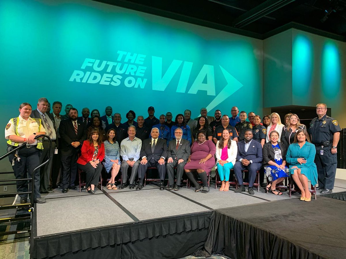 VIA_Transit's tweet photo. Wishing our VIA Operators, Mechanics, Maintenance teams, Transit Police, and everyone that keeps VIA moving a happy and safe Labor Day weekend! Thank you for all you do. #VIAstrong #VIAproud 💙 🚍 https://t.co/7wS7HTZJhh