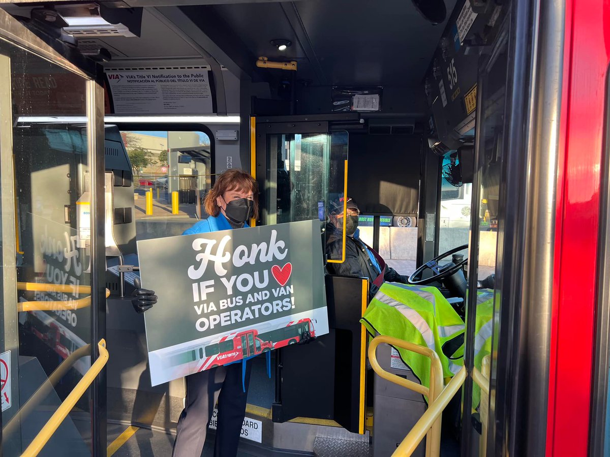 VIA_Transit's tweet photo. Wishing our VIA Operators, Mechanics, Maintenance teams, Transit Police, and everyone that keeps VIA moving a happy and safe Labor Day weekend! Thank you for all you do. #VIAstrong #VIAproud 💙 🚍 https://t.co/7wS7HTZJhh