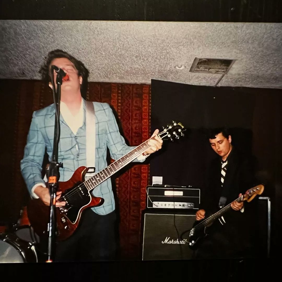 GreenDayItaly_'s tweet photo. Some amazing pictures of Billie Joe Armstrong playing bass with The Influents back in 2001

📷 @marisainpink

#greenday #billiejoearmstrong #billiejoe #theinfluents #jasonwhite #gregschneider #eastbaypunk #punkrock #90s #punkrock https://t.co/xz0wK6KnBR