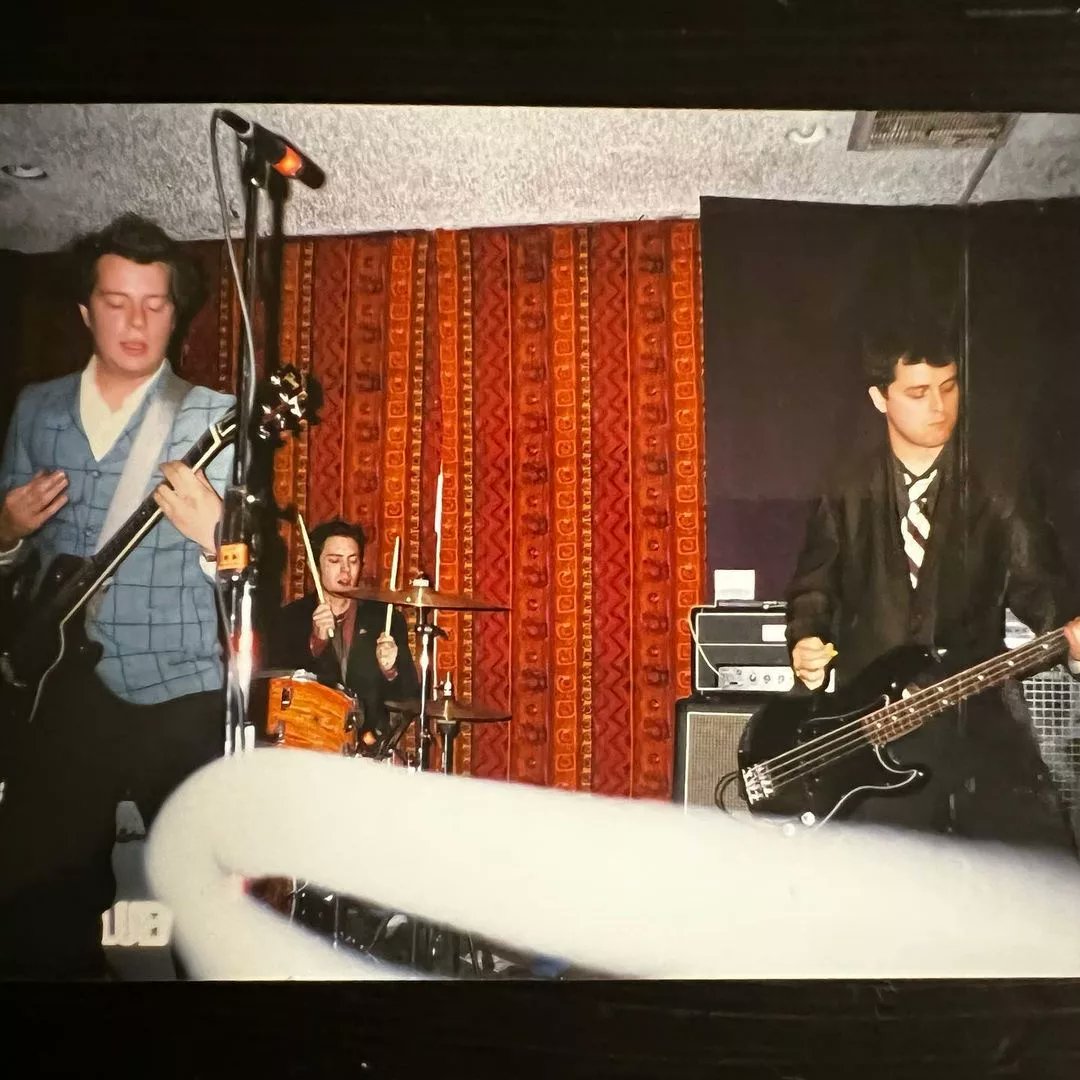 GreenDayItaly_'s tweet photo. Some amazing pictures of Billie Joe Armstrong playing bass with The Influents back in 2001

📷 @marisainpink

#greenday #billiejoearmstrong #billiejoe #theinfluents #jasonwhite #gregschneider #eastbaypunk #punkrock #90s #punkrock https://t.co/xz0wK6KnBR