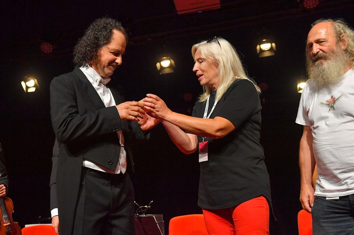 catalanarts's tweet photo. 🏆"#ConcertoATempoDUmore" has won the prestigious Golden Gander award at the 42nd European Festival of Humor and Satire #KremnickéGagy 2022!

🔴The show was created and directed by Jordi Purtí and performed by the Orthemis Orchestra (Nova Orquestra de Cambra de l'Empordà). https://t.co/qt4Arz76c4