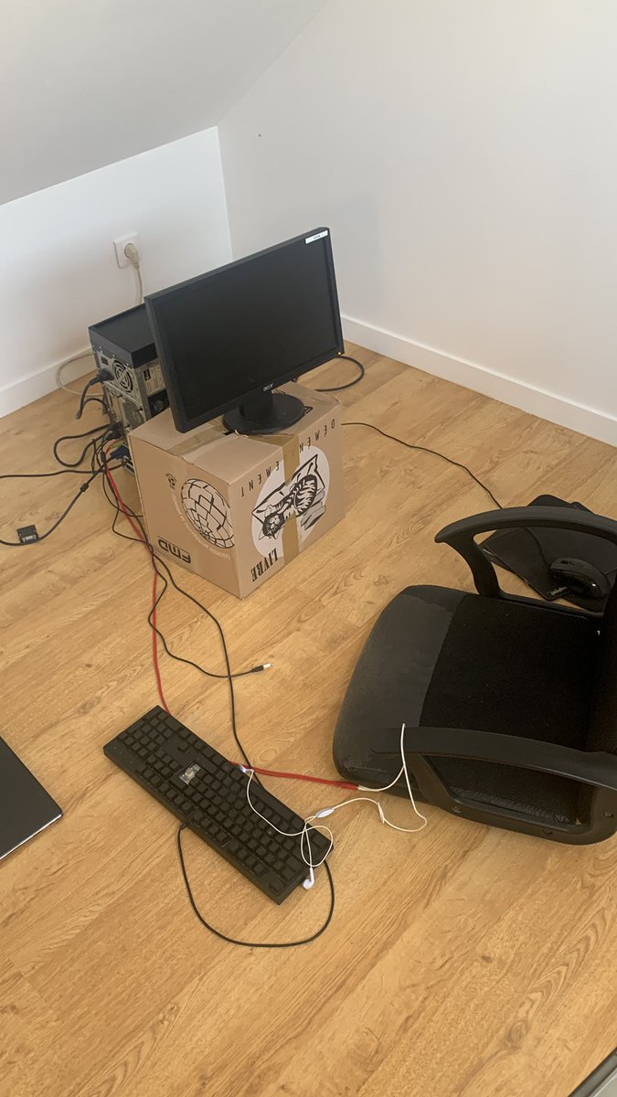radri__'s tweet photo. Jsuis chez mon pote matez le setup jsuis abattu https://t.co/bUFSILTWlv
