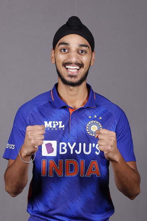 ShaillyBishnoi's tweet photo. I Stand With Arshdeep Singh🔥Winning and losing is part of game but blaming on the basis of religion is too shameful 
Come out of religiosity &amp; don’t just act with tiranga 🇮🇳only on winning,support them even in defeats.🙌
#INDvsPAK2022 @arshdeepsinghh https://t.co/V7EmiLO7Lx
