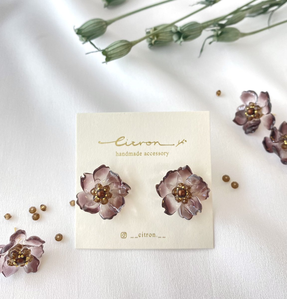 __citron__2022's tweet photo. chocolate cosmos のピアス／イヤリングです。
透明感のある秋色に仕上がりました♡

minneにて販売開始しました！よろしくお願いいたします٭*
https://t.co/hg9T7F7HCC
＃レジンアクセサリー #コスモス　#チョコレートコスモス https://t.co/BiAA2LJSwW