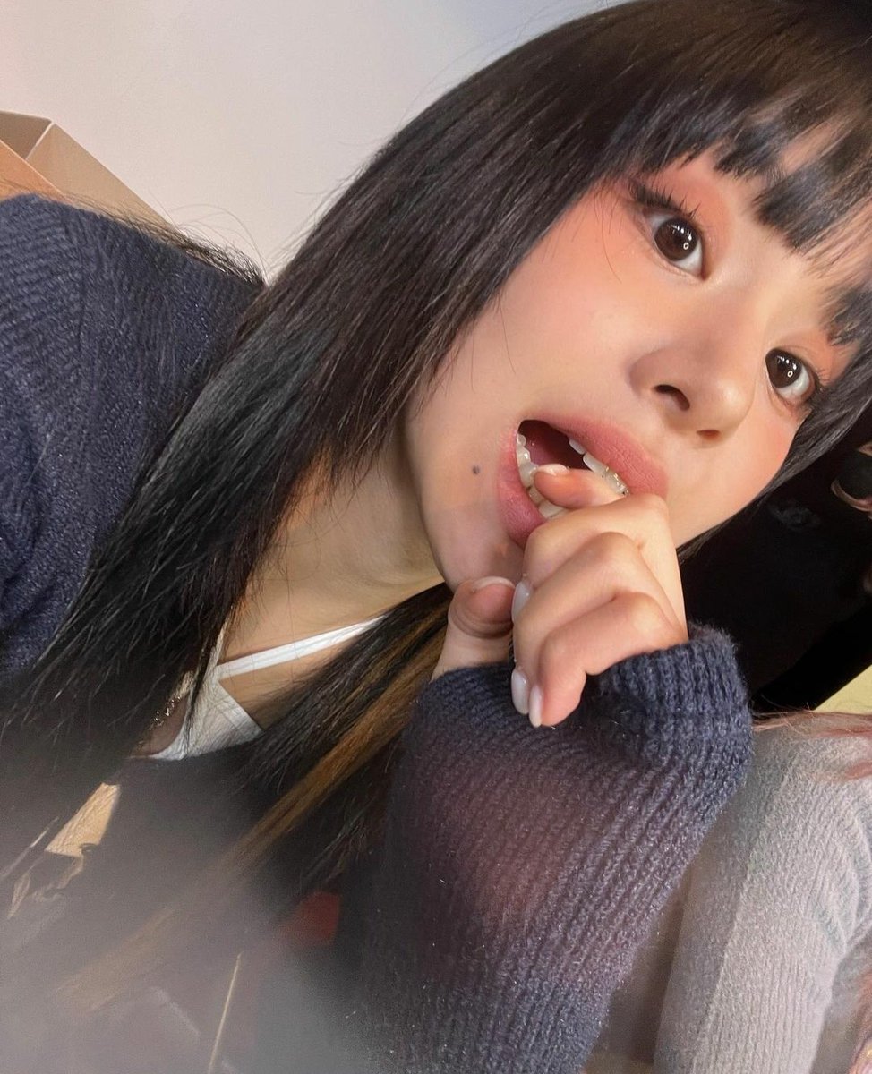 PlCHAESSO's tweet photo. talking abt cherries which reminds me of baskin’s— this, is how I eat ice cream. do you bite your ice cream or do you not bite it. 🤨 https://t.co/DgEbNm7xhS