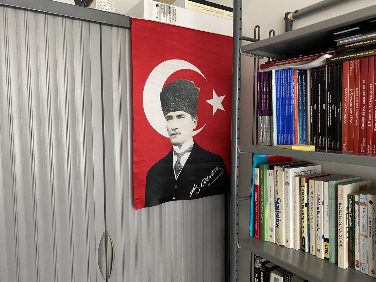 Comenginn's tweet image. Bugün Montpellier’de Uluslararası İşbirlikleri ve Kalkınma Master Programı bölüm başkanım M. Smyrl ile ilk kez yüz yüze tanıştım. Bu fotoğraf onun odasından…