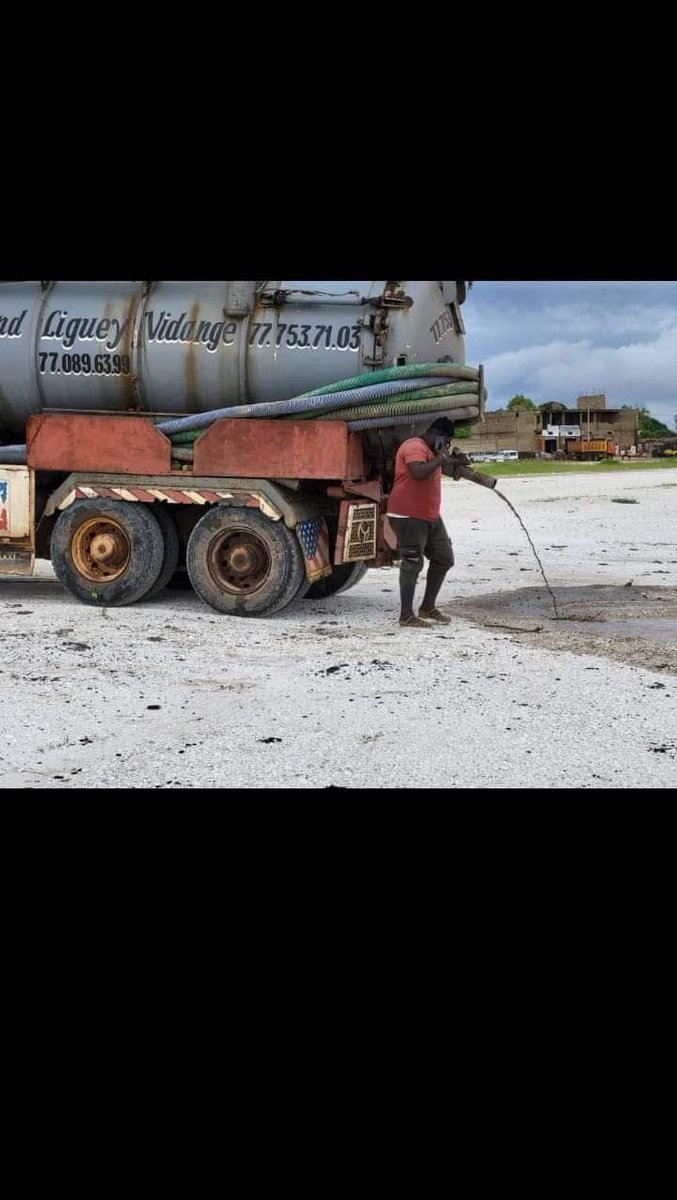 SAVE_DAKAR's tweet photo. 🛑🛑🛑 URGENT
SIGNALONS en masse 🛑🛑🛑 ces camions de  vidange qui déversent leurs chargements dans le LAC ROSE .
SIGNALONS en masse pour un arrêt immédiat sans " Massla "
📷 @abdourami https://t.co/53BP0FoXfZ