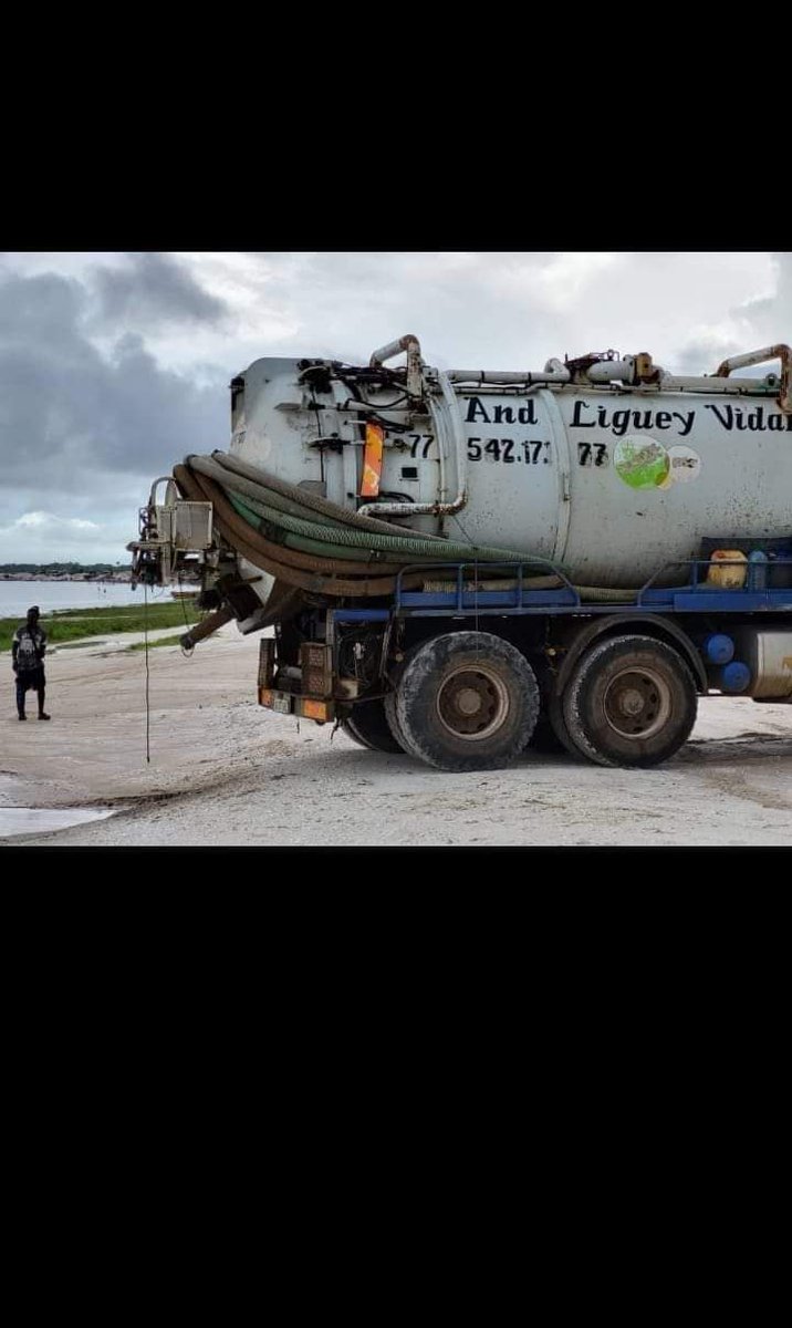 SAVE_DAKAR's tweet photo. 🛑🛑🛑 URGENT
SIGNALONS en masse 🛑🛑🛑 ces camions de  vidange qui déversent leurs chargements dans le LAC ROSE .
SIGNALONS en masse pour un arrêt immédiat sans " Massla "
📷 @abdourami https://t.co/53BP0FoXfZ