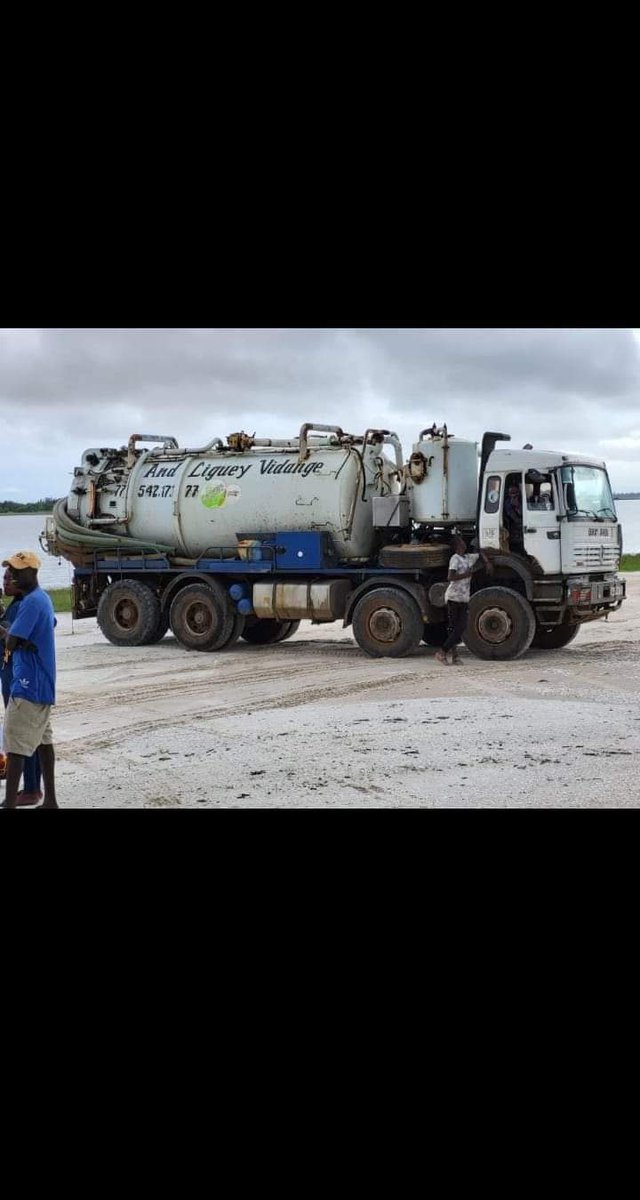 SAVE_DAKAR's tweet photo. 🛑🛑🛑 URGENT
SIGNALONS en masse 🛑🛑🛑 ces camions de  vidange qui déversent leurs chargements dans le LAC ROSE .
SIGNALONS en masse pour un arrêt immédiat sans " Massla "
📷 @abdourami https://t.co/53BP0FoXfZ
