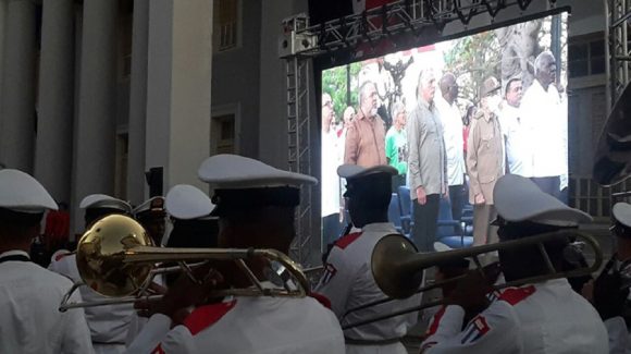DeZurdaTeam_'s tweet photo. Con la presencia de nuestro Raúl Castro y nuestro presidente @DiazCanelB se desarrolla acto por el aniversario 65 del Levantamiento Popular del 5 de septiembre. Honor a esos que entregaron su vida por la Revolución. 

#CubaViveEnSuHistoria https://t.co/9a2GFROrBM