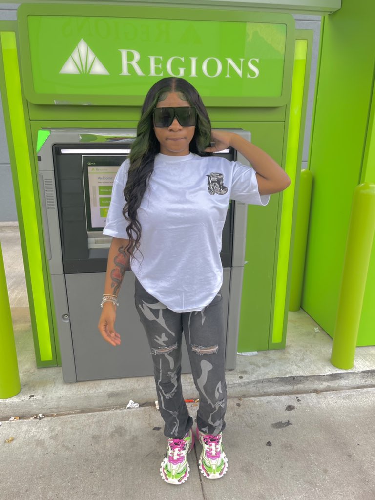 ohlauren_shutup's tweet photo. Pull up fresh asf, am I high af ? I am I might be💚🔋
#DubClub
#FreeYG💥
#FreeLos💥
LLT💚 https://t.co/6TYSmWrjTv