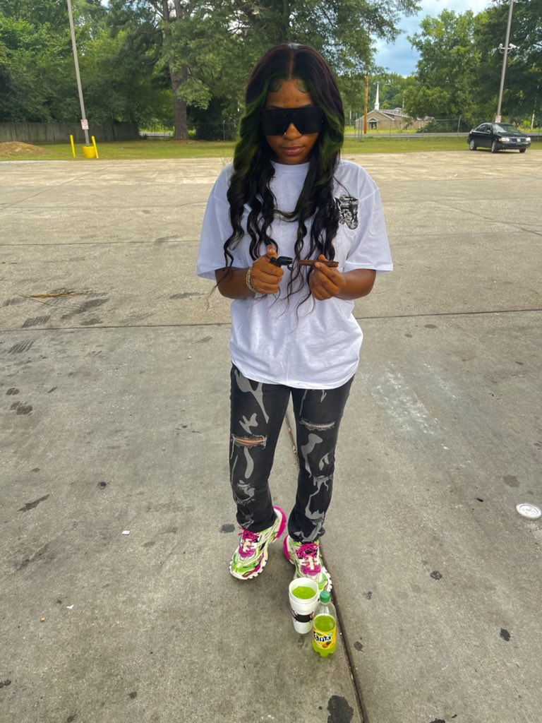 ohlauren_shutup's tweet photo. Pull up fresh asf, am I high af ? I am I might be💚🔋
#DubClub
#FreeYG💥
#FreeLos💥
LLT💚 https://t.co/6TYSmWrjTv