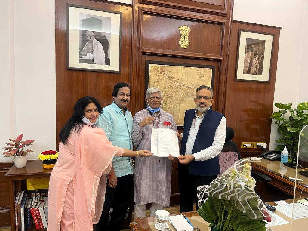 AIRF महामंत्री शिव गोपाल मिश्रा की अगुवाई में एक प्रतिनिधि मंडल केबिनेट सेकेट्ररी राजीव गुवा से मिला और उन्हें  ज्ञापन सौपकर 100 प्रतिशत चाइल्ड केयर लीव की मांग की ! प्रतिनिधि मंडल में AIRF के अध्यक्ष डॉ एन. कन्हैया, महिला कन्वीनर प्रवीना सिंह भी मौजूद रही ! <a href="/RailMinIndia/">Ministry of Railways</a>