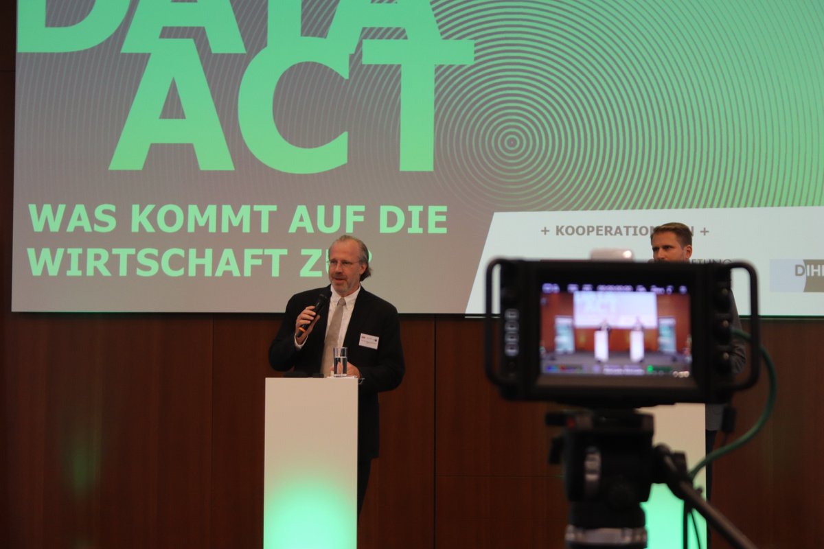 #DataAct was ist das und worin liegen die Chancen und Risiken? Mit Expertinnen und Experten aus der EU-Kommission, Verbänden und ausgewählten Unternehmen diskutieren DIHK, <a href="/bvd_datenschutz/">BvD e.V. Datenschutz@bvd@privacyofficers.social</a>  und <a href="/ds_stiftung/">Stiftung Datenschutz</a>. Jetzt im Livestream mit verfolgen: 
data-act.org