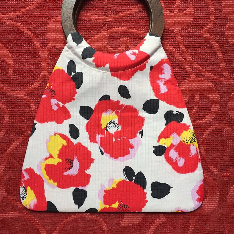 Round handle bag from Suzhou Cobblers.

#suzhoucobblersbag #bagsofstyle #classicbags #bagoflife #handbagaddiction #handbagstyles #cutebags #bagsewing #imadeyourbag #uniquefashions