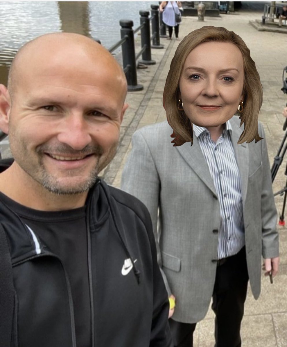 NotSteveWraith's tweet image. Congratulations to my good friend @trussliz on becoming PM

We led a great campaign together didn’t we Liz &amp;amp; I’m pleased to have played a small part in this victory

Liz and I will be releasing a book next year “Rishi wasn’t Ready for Steve” which tells of our campaign #LizTruss