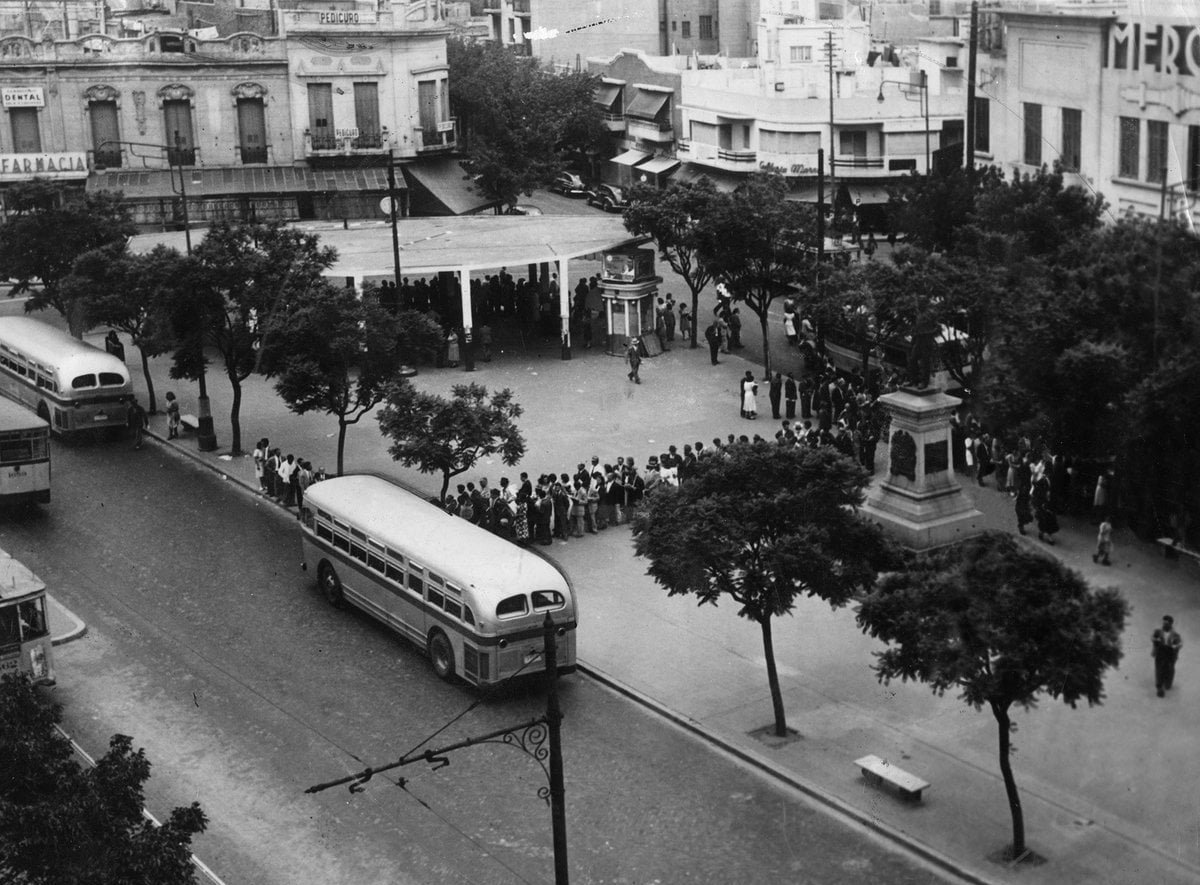 BsAs_recuerdo's tweet photo. Vista en altura de la plaza Primera Junta en 1961 https://t.co/ArG3SoPkF1