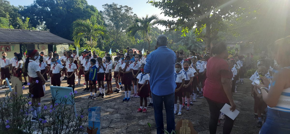 Con gran colorido y entusiasmo reinicio el curso escolar en la escuela primaria Miguel Suárez. 
#CubaEduca
#CubaPorLaPaz