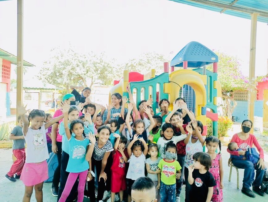 Danielcustodio3's tweet photo. #05DeSep En Venezuela #CuidémonosDeLaCovid19 con la alegría y diversión  🤼‍♀️😀 de las #EscuelasAbiertas las instituciones educativas celebran el cierre del año escolar 2021-2022, y se preparan con las #Bricomiles para el inicio del 2022-2023👨‍👨‍👦‍👦

@_LaAvanzadora
@RosangelaOrozco https://t.co/gxXBNXOCKG