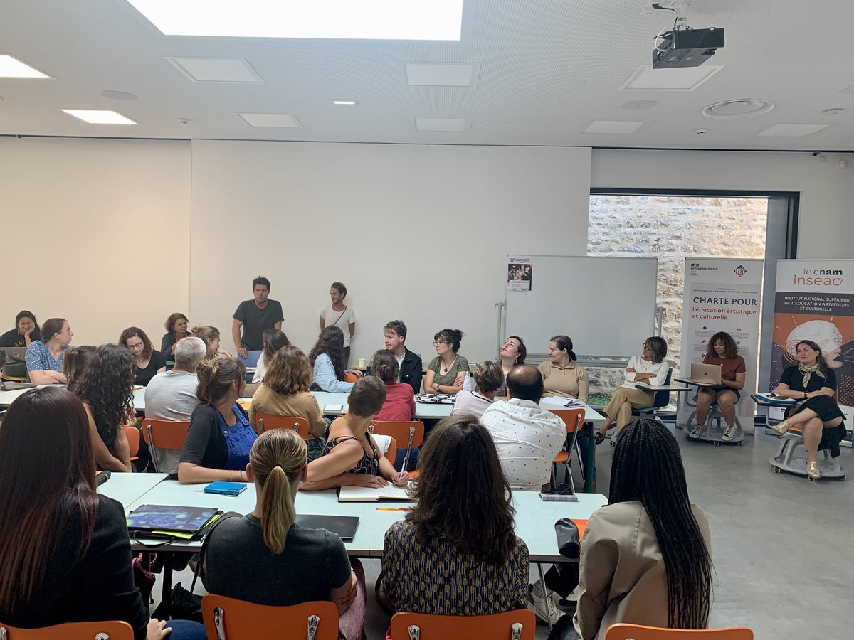 AureliaLeroux's tweet photo. Rentrée 2022 des étudiants et étudiantes en master de @LeCnam_Inseac avec l'équipe pédagogique : très heureuse d'intervenir en économie de la culture et des projets EAC pour le groupe collectivités territoriales des master 2  ! 💯%#EAC #culture #art https://t.co/G2awIoNh0x