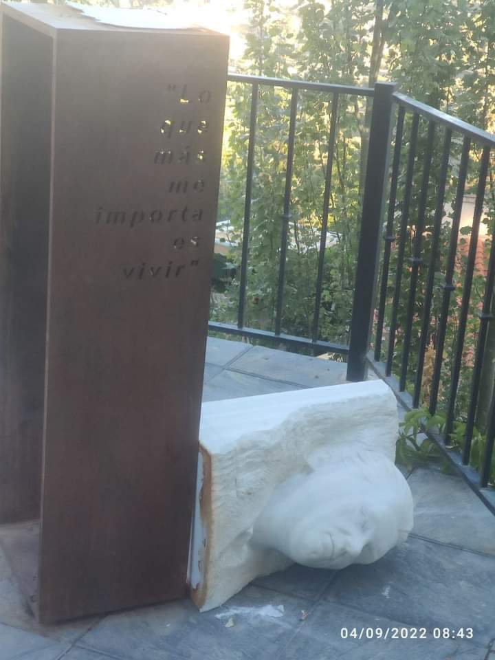 FonsiLoaiza's tweet photo. Este fin de semana unos ultraderechistas han decapitado el busto en honor a Federico García Lorca en Viznar, lugar donde estuvo el poeta granadino justo antes de ser fusilado. Así campa a sus anchas el fascismo en España. https://t.co/KTzP2xk3m9