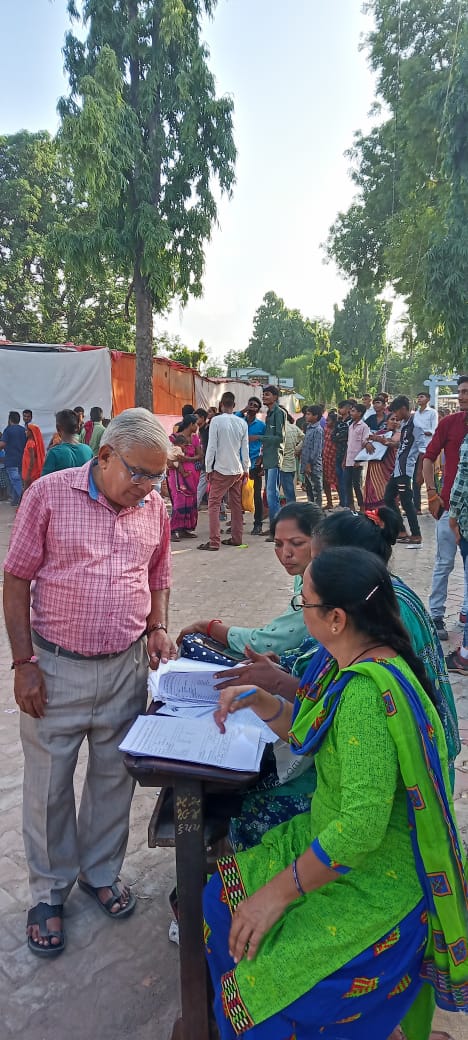 SojitraMam's tweet photo. Informing the voters regarding changes in forms and Voters Registration Camp at the two day fair held at Piplav Aashapuri Mandir.
#novotertobeleftbehind @CollectorAnd @EroSojitra @CEOGujarat https://t.co/AnmSHqnTRF