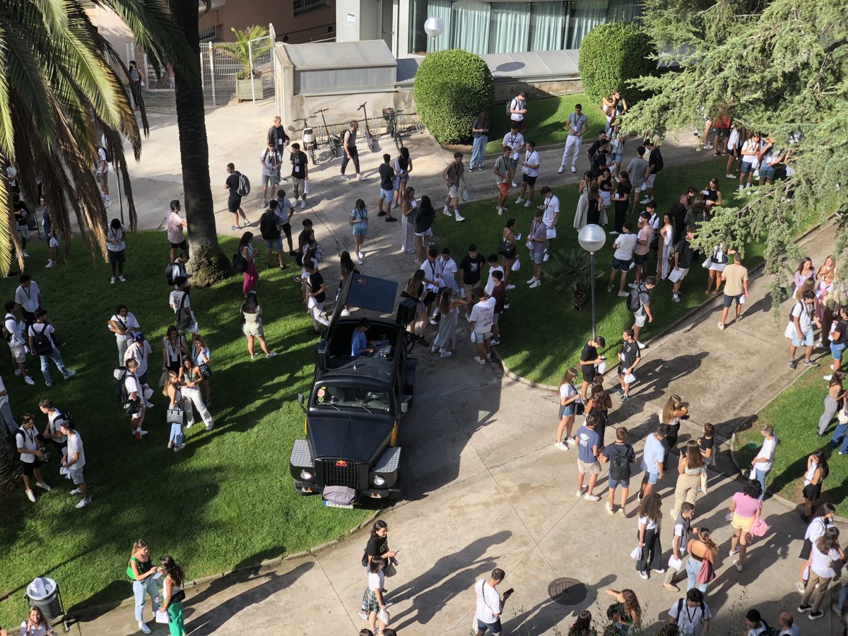 LaSalleBCN's tweet photo. ¡Hoy recibimos a nuestros nuevos alumnos en el campus! 👋
Empieza vuestra nueva etapa universitaria y la iniciáis con #LSWelcomeWeek, una semana repleta de actividades para que conozcáis vuestros nuevos compañeros, profesores y el entorno de nuestro campus.
¡Bienvenidos! https://t.co/GtuvNMD3F3