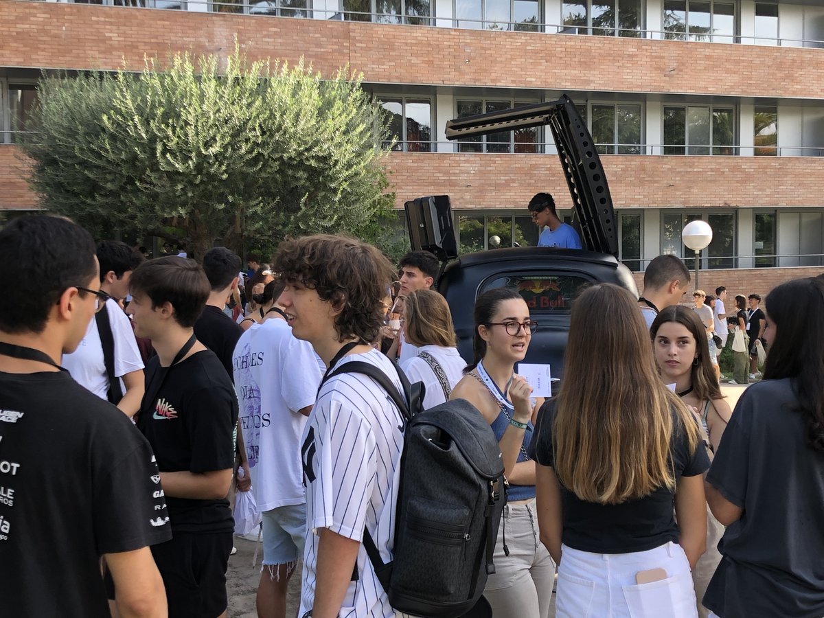 LaSalleBCN's tweet photo. ¡Hoy recibimos a nuestros nuevos alumnos en el campus! 👋
Empieza vuestra nueva etapa universitaria y la iniciáis con #LSWelcomeWeek, una semana repleta de actividades para que conozcáis vuestros nuevos compañeros, profesores y el entorno de nuestro campus.
¡Bienvenidos! https://t.co/GtuvNMD3F3
