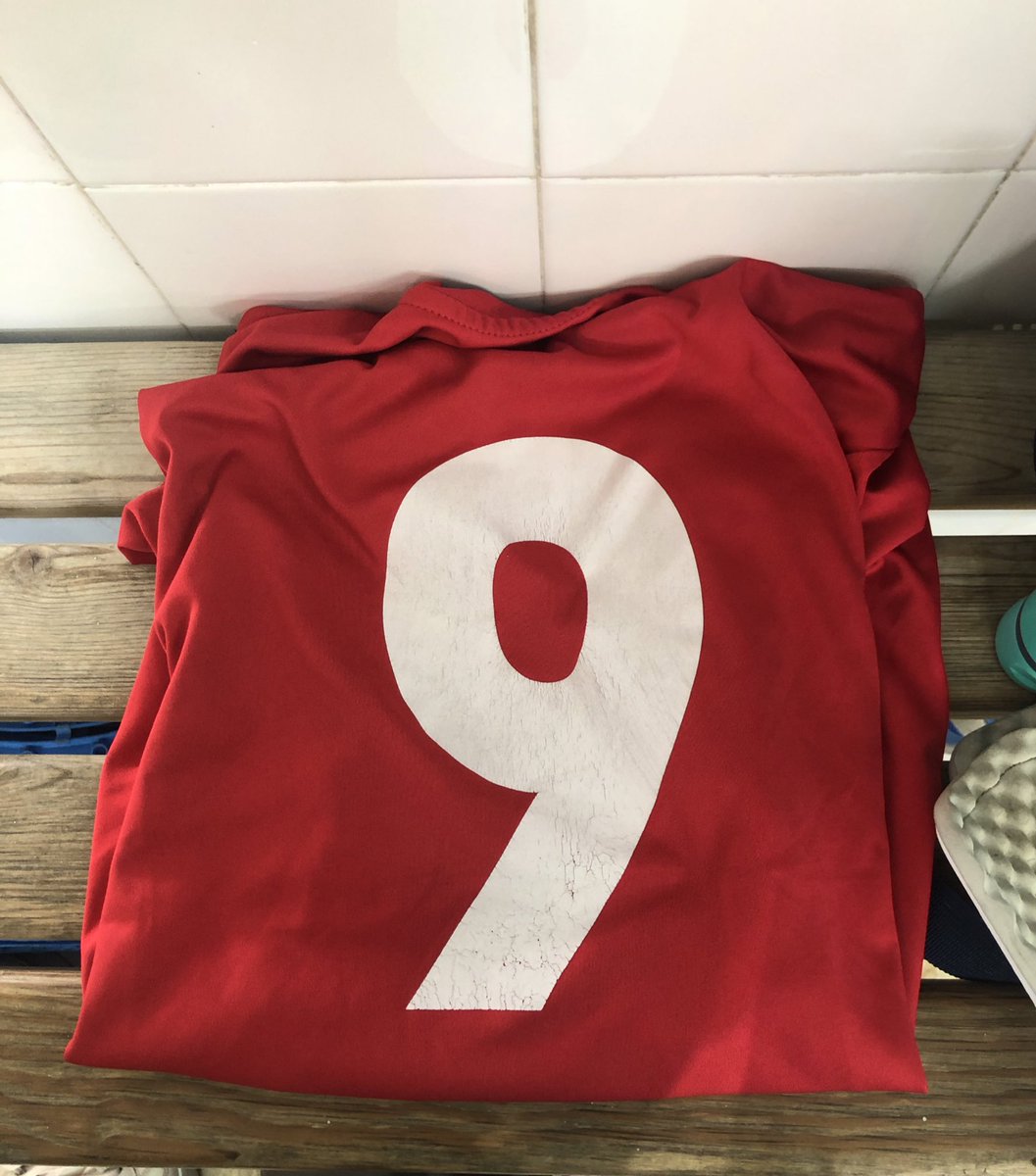 Ahir vaig tornar al verd en partit oficial.
436 dies sense futbol, sense una part de sa meva vida.
Moments d'estar tot sol o casi tot sol, molta feina i una lluita constant contra el meu cap!
Agraït als que m'han acompanyat quant estava enfonsat!
He tornat gracis a voltros ♥️