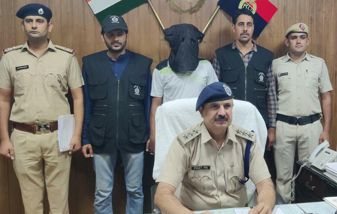 gurgaonpolice's tweet photo. #गुरुग्राम पुलिस ने सुलझाया सुखबीर खटाना हत्याकांड, एक #हत्यारा गिरफ्तार।

01.09.2022 को PS Civil Lines गुरुग्राम की पुलिस टीम को एक सुचना Raymond Showroom में एक व्यक्ति को #गोली मारने व #आर्वी अस्पताल में उसकी मौत हो जाने के सम्बंध में प्राप्त हुई थी।

@police_haryana @cmohry https://t.co/dOJODa9g5V