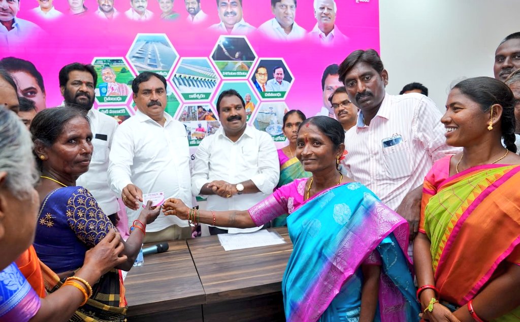 ArooriRamesh's tweet photo. పర్వతగిరి మండల @trspartyonline క్యాంపు కార్యాలయంలో పర్వతగిరి గ్రామానికి నూతనంగా మంజూరైన ఆసరా పెన్షన్ గుర్తింపు కార్డులను మంత్రి @DayakarRao2019 గారితో కలిసి పంపిణీ చేసిన అనంతరం లబ్దిదారులతో కలిసి సహపంక్తి భోజనం చేయటం జరిగింది.
#Aasara @TelanganaCMO @KTRTRS https://t.co/9REy5EGZi5