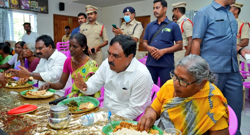 ArooriRamesh's tweet photo. పర్వతగిరి మండల @trspartyonline క్యాంపు కార్యాలయంలో పర్వతగిరి గ్రామానికి నూతనంగా మంజూరైన ఆసరా పెన్షన్ గుర్తింపు కార్డులను మంత్రి @DayakarRao2019 గారితో కలిసి పంపిణీ చేసిన అనంతరం లబ్దిదారులతో కలిసి సహపంక్తి భోజనం చేయటం జరిగింది.
#Aasara @TelanganaCMO @KTRTRS https://t.co/9REy5EGZi5