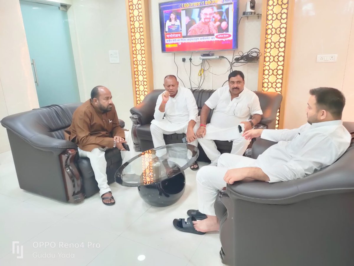 बिहार के प्रगतिशील और युवा डीप्टी सीएम तेजश्वी यादव जी से पटना में उनके आवास पर खास मुलाकात करने का सुअवसर प्राप्त हुआ। 
झारखंड़ की  प्रगति और युवाओं के भविष्य को लेकर सार्थक चर्चा की । जिसमे मेरे दिए सुझावों पर <a href="/yadavtejashwi/">Tejashwi Yadav</a> ने गहनता से विचार कर क्रियान्वन करने का भरोसा दिलाया।