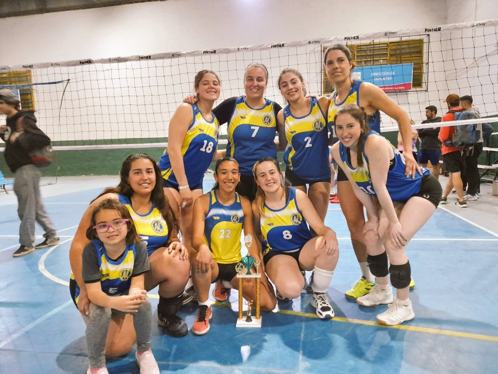 AguiTarantino's tweet photo. Con amigas siempre es más lindo! Otro gran finde de voley 🥈💙💛 https://t.co/ycbmIOJVND