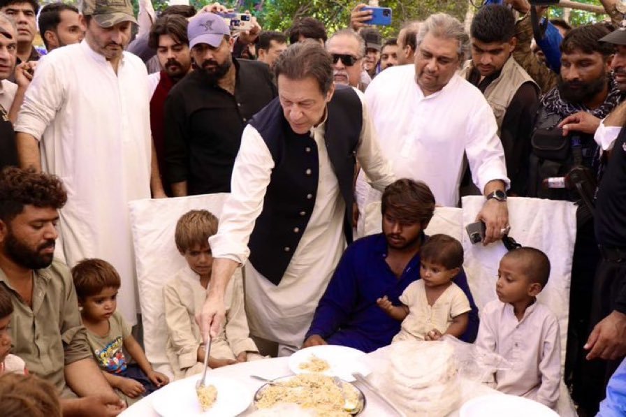 ecrinemyen's tweet photo. Former Prime Minister Imran khan serving food to flood victims.
#FloodsInPakistan https://t.co/WKfYeRqtwr