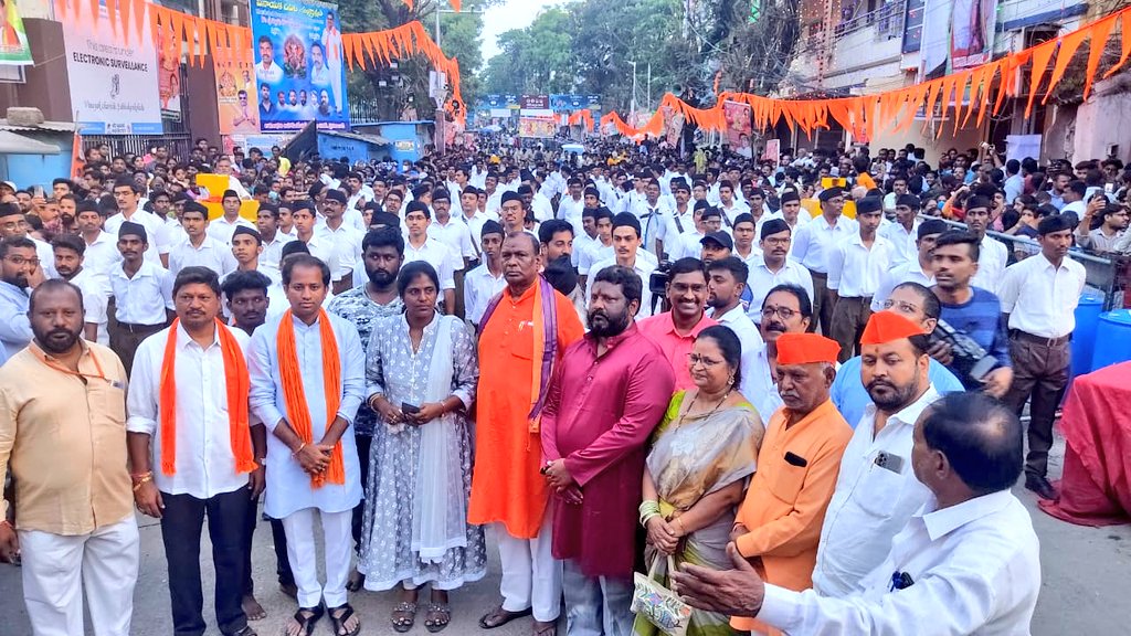 bgusofficial's tweet photo. Today @RSSorg pathasanchalan at Khairatbad Mahaganapathi attended by 
Dr Bhagwanth Rao Ji,
Gen Secretary ,#BGUS 
and other important Office Bearers of #Bhagyanagar #GaneshUtsav #Samithi 

#Ganeshotsav2022 
#GaneshUtsav2022 https://t.co/9esNWWlxpW