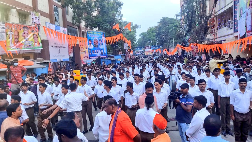 bgusofficial's tweet photo. Today @RSSorg pathasanchalan at Khairatbad Mahaganapathi attended by 
Dr Bhagwanth Rao Ji,
Gen Secretary ,#BGUS 
and other important Office Bearers of #Bhagyanagar #GaneshUtsav #Samithi 

#Ganeshotsav2022 
#GaneshUtsav2022 https://t.co/9esNWWlxpW