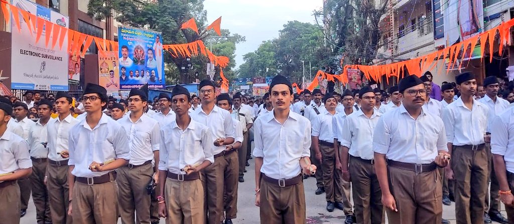 bgusofficial's tweet photo. Today @RSSorg pathasanchalan at Khairatbad Mahaganapathi attended by 
Dr Bhagwanth Rao Ji,
Gen Secretary ,#BGUS 
and other important Office Bearers of #Bhagyanagar #GaneshUtsav #Samithi 

#Ganeshotsav2022 
#GaneshUtsav2022 https://t.co/9esNWWlxpW