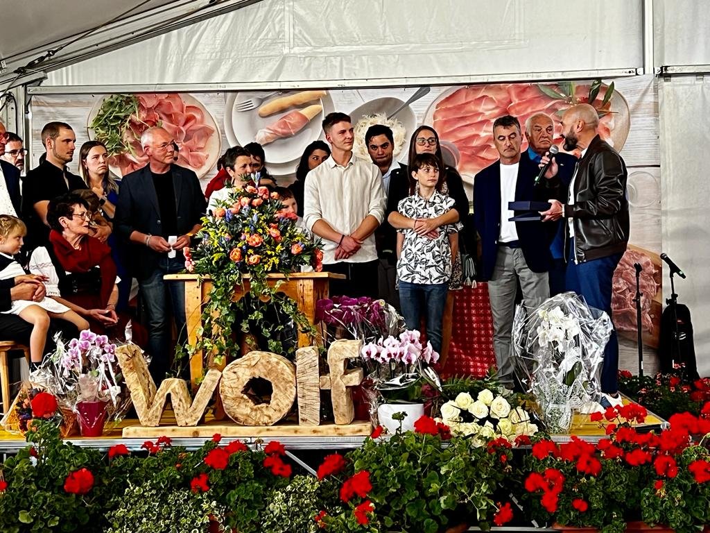 #ProsciuttificioWolf di Sauris ▶️ 160° anniversario #Giuseppe &amp; #Licia Petris con i figli #Stefano e #Katia + la 3° generazione hanno creato, insieme ai #Collaboratori, questo gioiello del territorio‼️