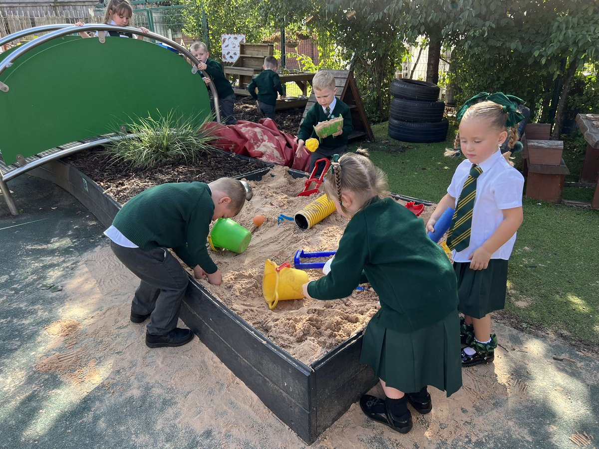 sjvblackpool's tweet photo. #SJVRA #SJVRD We’re having a lovely first day in Reception with our afternoon children! 🤩😊 https://t.co/4HrwSba05t