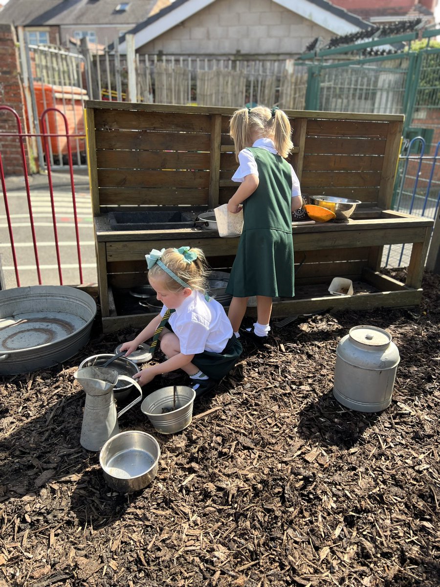 sjvblackpool's tweet photo. #SJVRA #SJVRD We’re having a lovely first day in Reception with our afternoon children! 🤩😊 https://t.co/4HrwSba05t