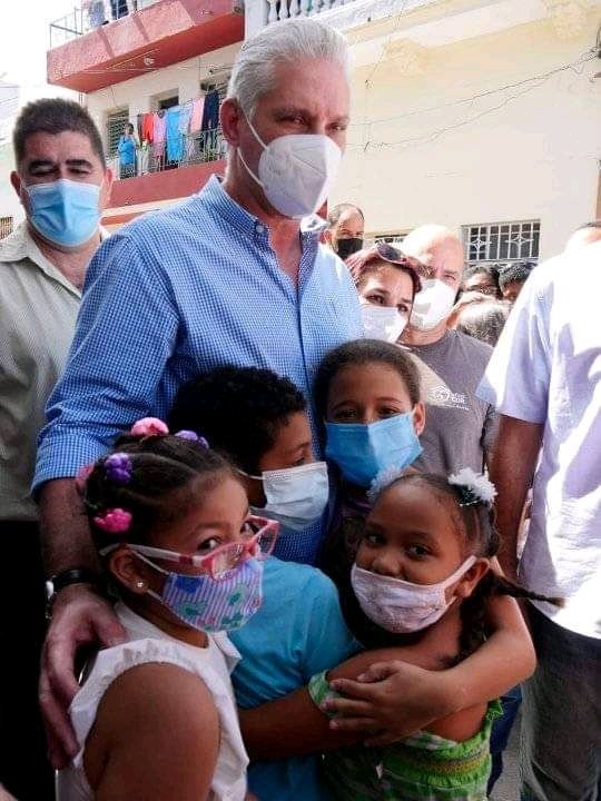 MariaCa90787953's tweet photo. Presidente, présteme sus zapatos. No son para mí, pues de hecho, me quedarían bastante grandes. Es para darle la oportunidad de caminar con ellos a quienes juzgan su andar... y ver entonces cuán lejos llegan. 
#CubaPorLaPaz 
#YoSigoAMiPresidente https://t.co/N2PdvcB0Yu