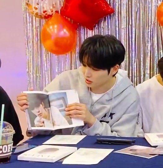 seohocafe's tweet photo. 220905 comeback vlive

seoho's fav photo in the album

🐿️ it's a person who is alone in his room and can't forget his ex-lover who left. He couldn't even cut his bangs. I think my eyes that u can see in between my bangs expresses the album well.

@official_ONEUS #원어스 #서호 https://t.co/NqzdvrzHDz